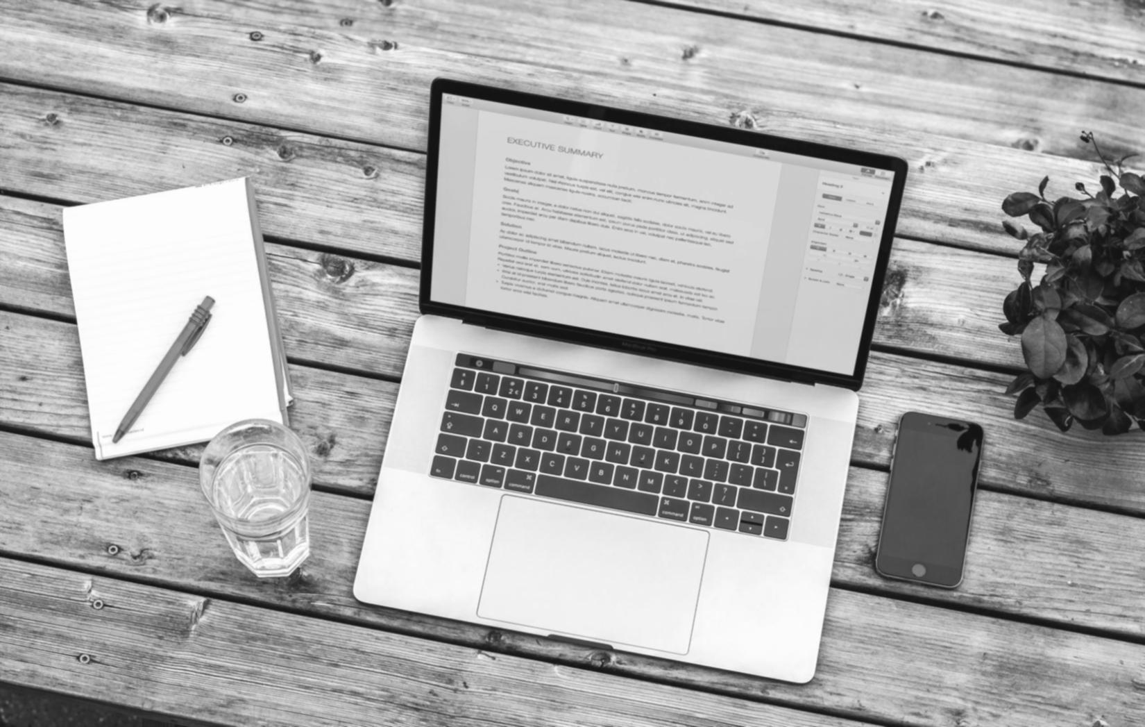 Oficina de análisis financiero con equipos especializados en quarivonethy
