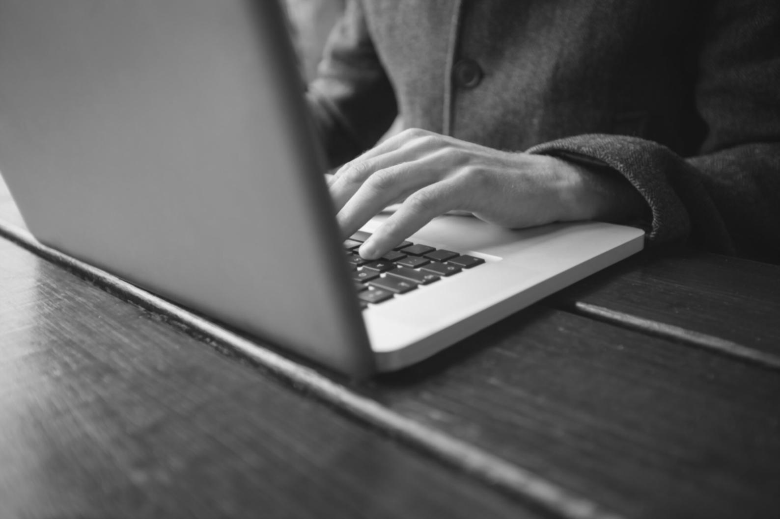 Dashboard financiero con indicadores de rendimiento e informes estadísticos