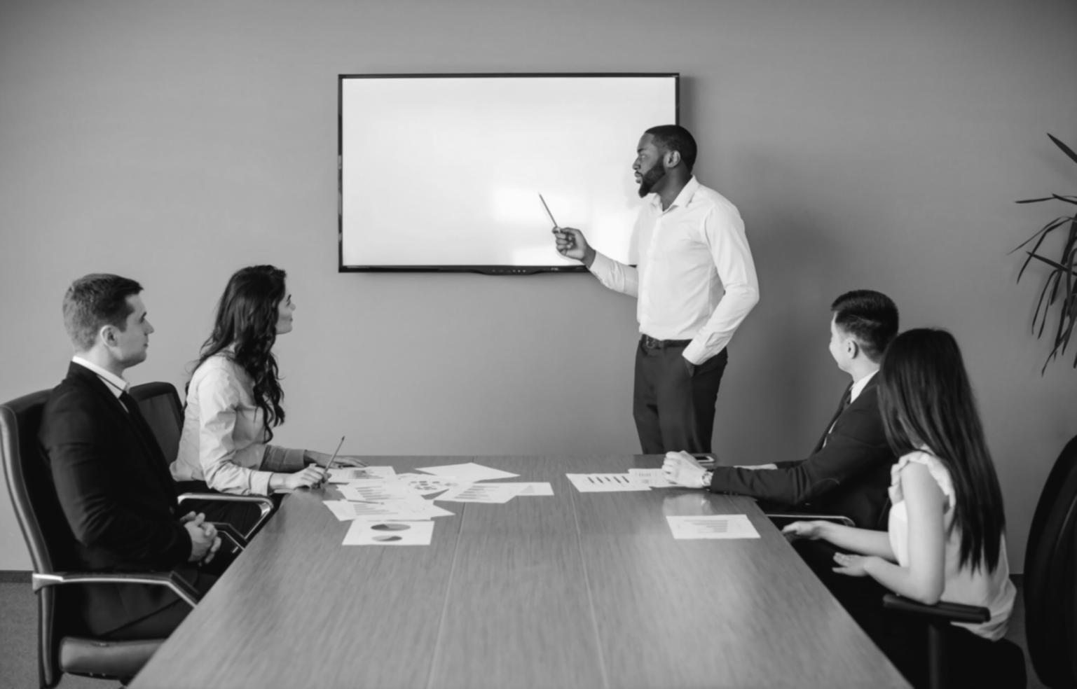 Proceso de análisis financiero y elaboración de reportes en quarivonethy