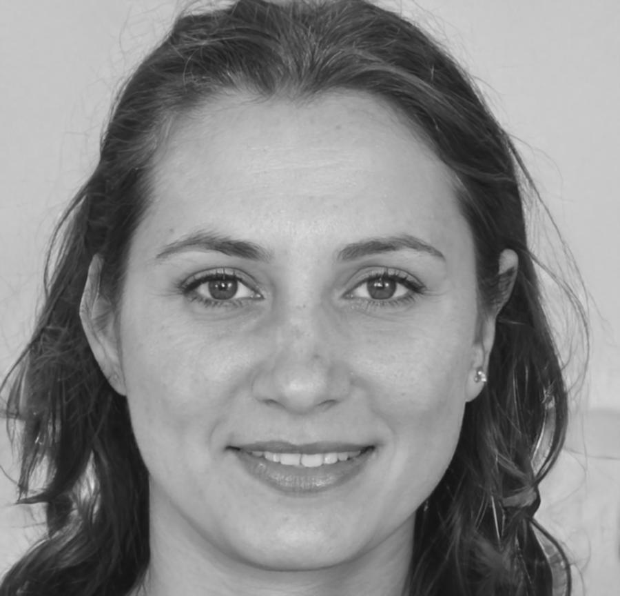 Retrato de directora financiera sonriente